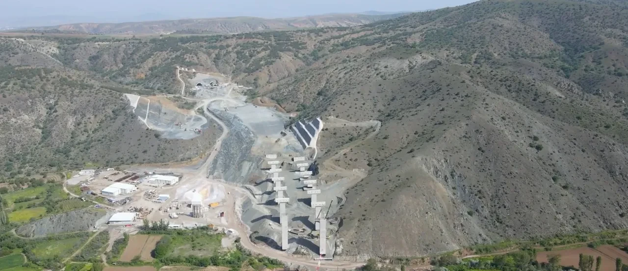 Seyahat süresi yarıya düşecek! 42 ili birbirine bağlayacak otoyolda geri sayım