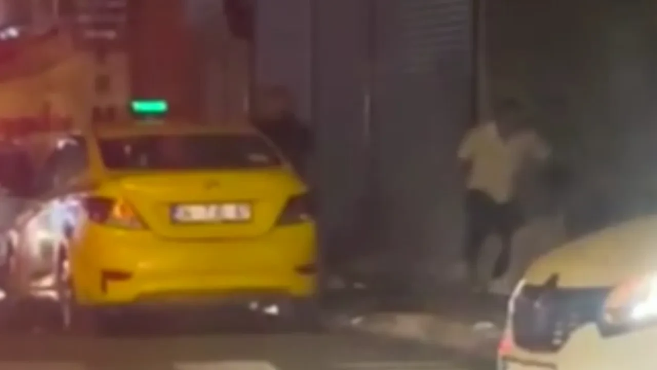 Sokak ortasında tekmeli sopalı kavga kamerada
