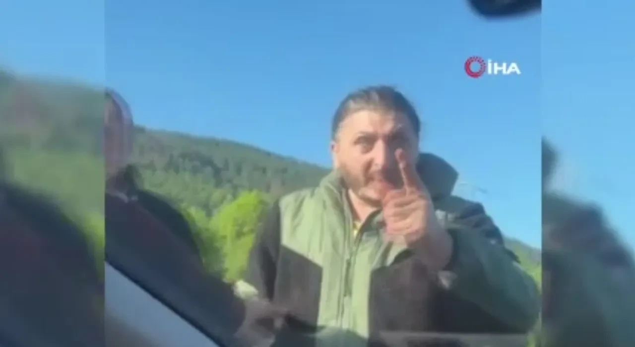 Tatil dönüşü maganda dehşeti kamerada! Kapıyı zorla açıp sürücüye saldırdı