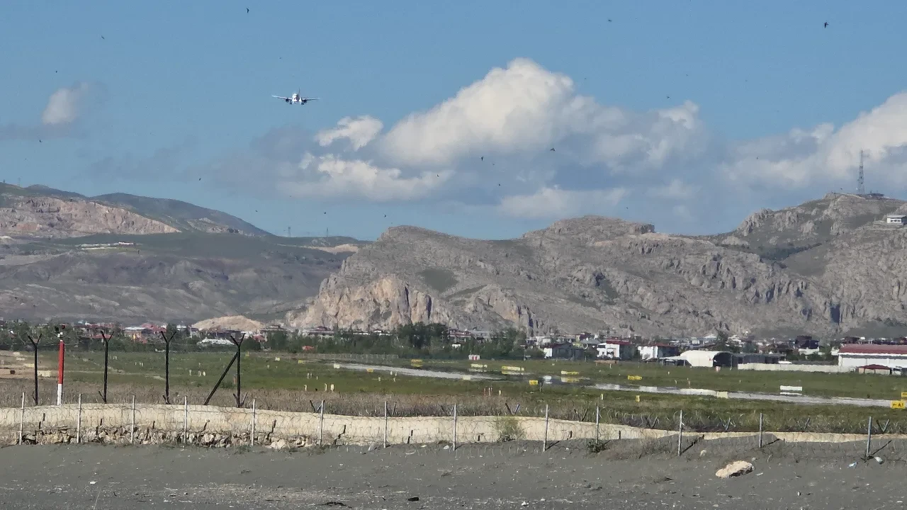 Van Havalimanı'nda rüzgar alarmı! Uçaklar defalarca pas geçti