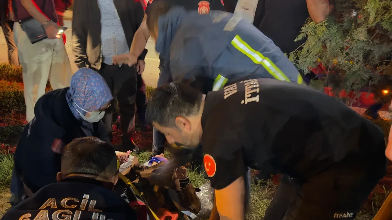 Van'da otomobil ile kamyonet çarpıştı: 8 yaralı