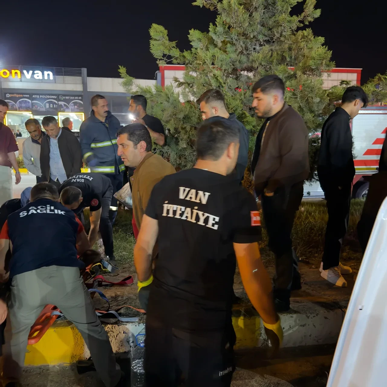 Van'da otomobil ile kamyonet çarpıştı: 8 yaralı