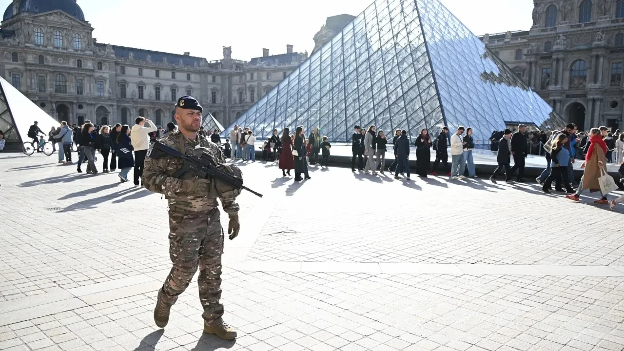 Yüzyılın en büyük fiyaskosu beyaz perdede! Louvre Müzesi soygunu film oluyor