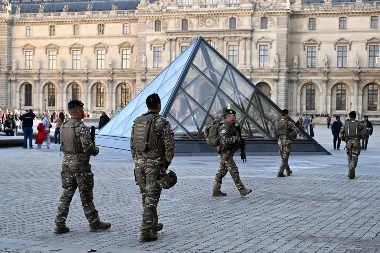 Yüzyılın en büyük fiyaskosu beyaz perdede! Louvre Müzesi soygunu film oluyor