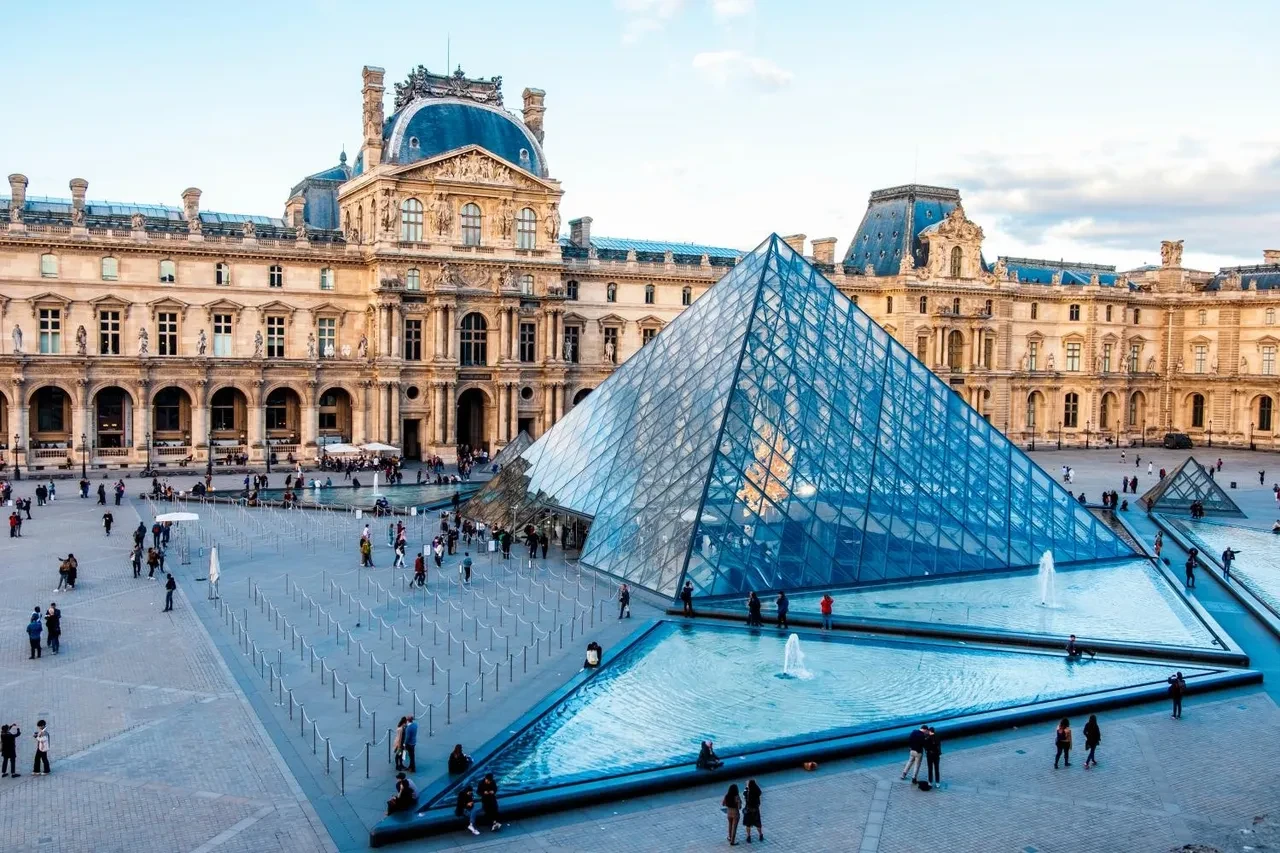 Yüzyılın en büyük fiyaskosu beyaz perdede! Louvre Müzesi soygunu film oluyor