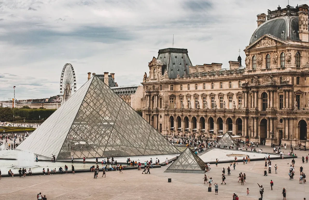 Yüzyılın en büyük fiyaskosu beyaz perdede! Louvre Müzesi soygunu film oluyor