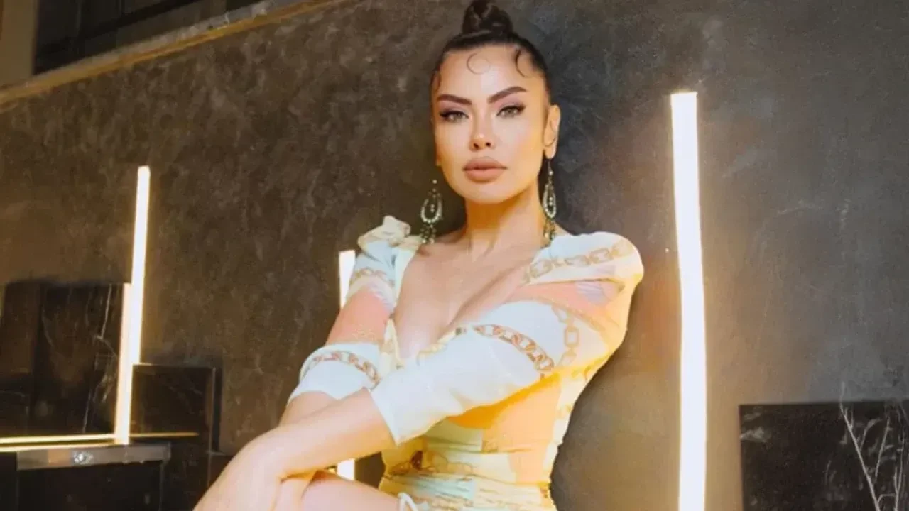 14 kilo veren şarkıcı Lara'dan çok konuşulacak estetik çıkışı! Aynı fabrikadan çıkmış gibiler