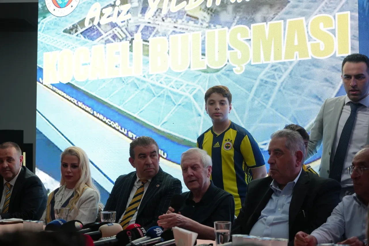 Aziz Yıldırım Fenerbahçelilere müjdeyi verdi: İki santraforla prensipte anlaştık