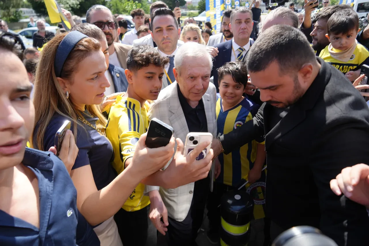 Aziz Yıldırım Fenerbahçelilere müjdeyi verdi: İki santraforla prensipte anlaştık