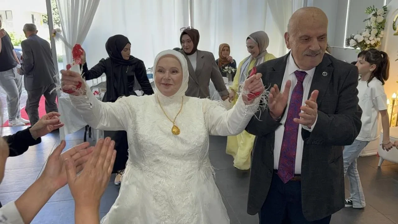 'Bana bir gelinlik almadın' dedi, 52 yıl sonra düğünleri oldu