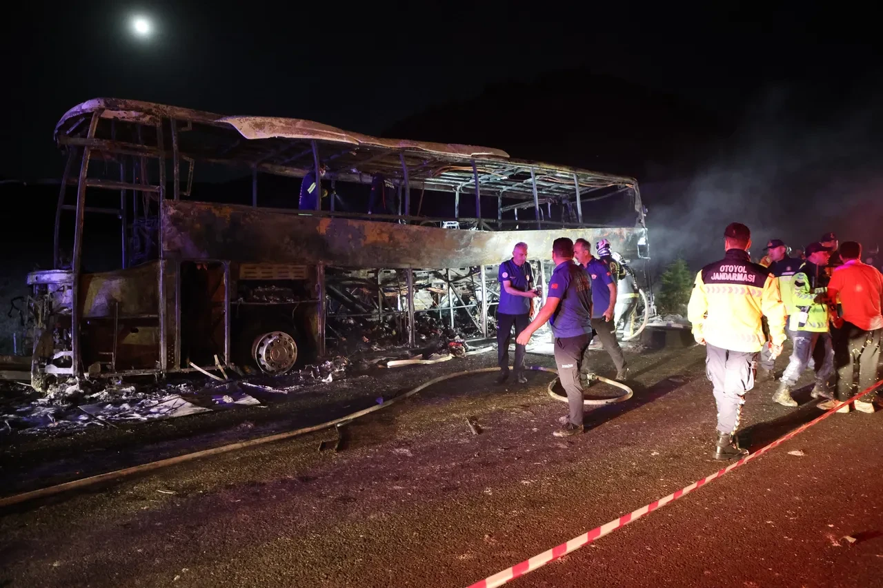Denizli'de bariyerlere çarpan yolcu otobüsü yandı: 8 ölü, 33 yaralı