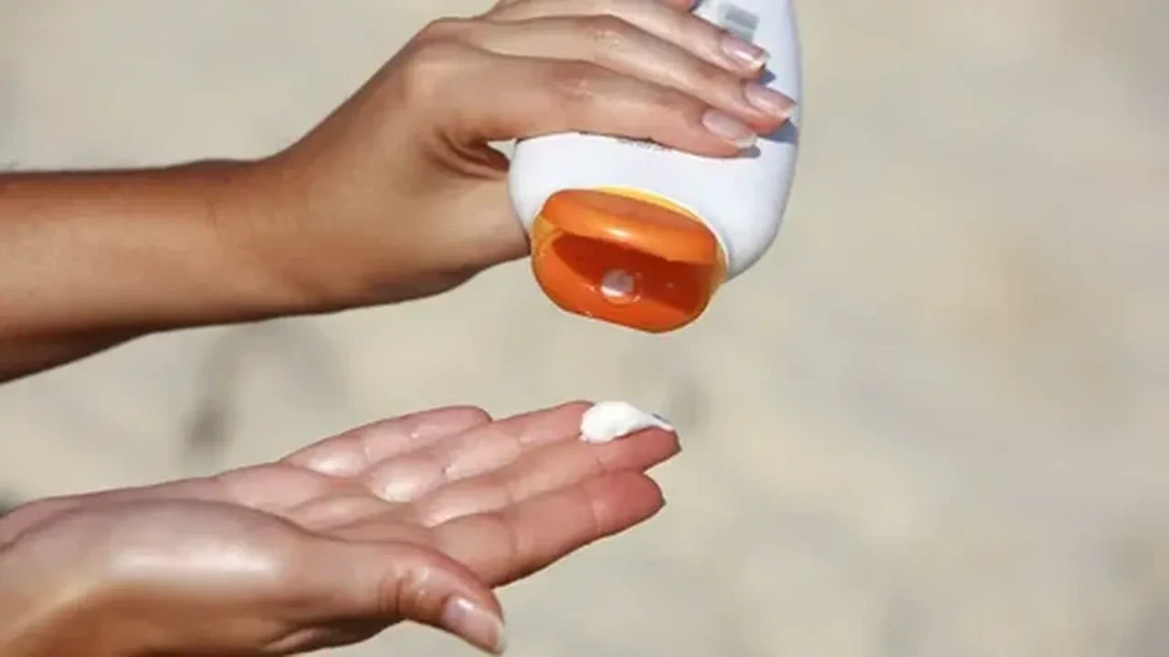 Güneş kremi sürerken yapılan hata lekeleri artırıyor! Uzmanından kritik yaz uyarısı geldi