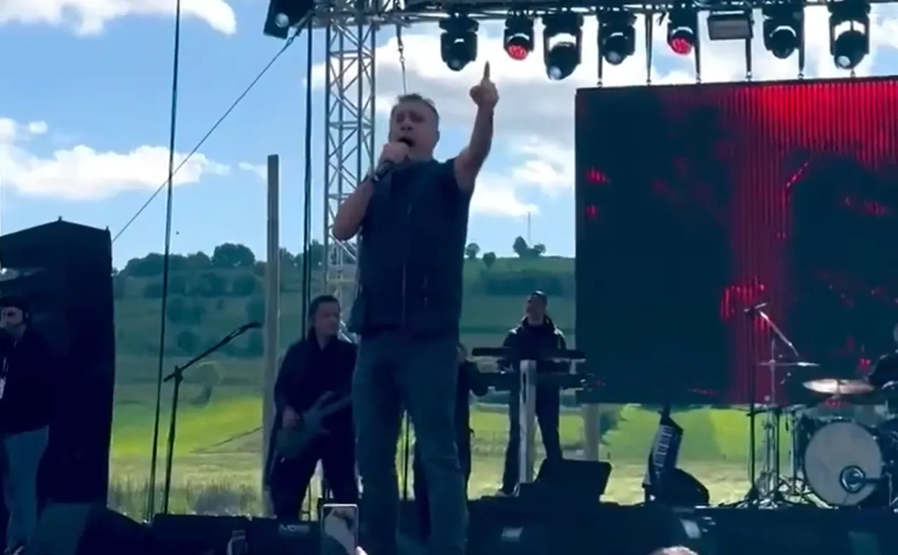 Haluk Levent sahne aldığı sırada aniden fenalaştı! Tokat konserinde korkutan anlar