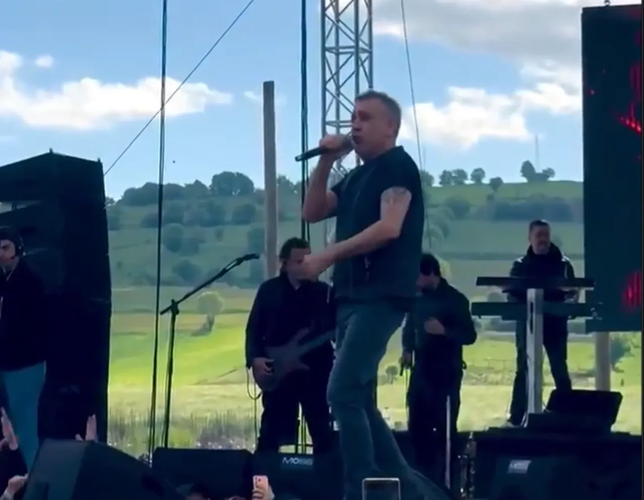 Haluk Levent sahne aldığı sırada aniden fenalaştı! Tokat konserinde korkutan anlar
