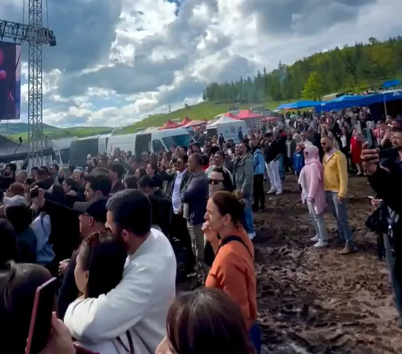 Haluk Levent sahne aldığı sırada aniden fenalaştı! Tokat konserinde korkutan anlar