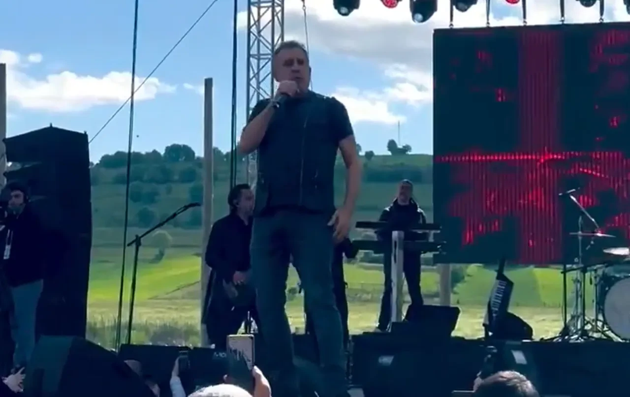 Haluk Levent sahne aldığı sırada aniden fenalaştı! Tokat konserinde korkutan anlar