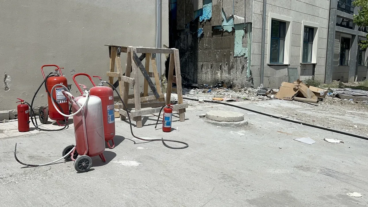 Hastane tadilatında korkutan dakikalar! Aniden çıkan yangında facianın eşiğinden dönüldü
