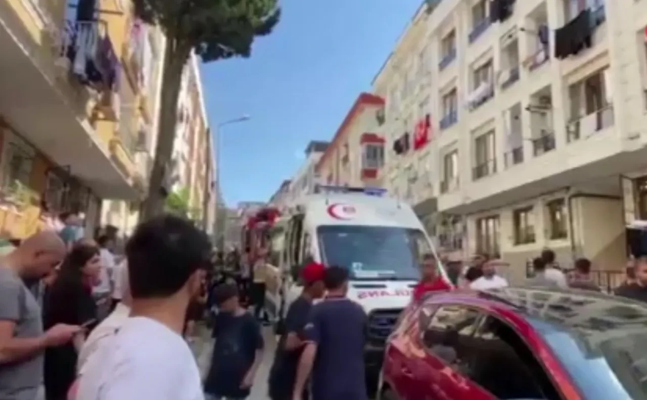 İstanbul'da bir binadan alevler yükseldi! Çok sayıda ekip sevk edildi