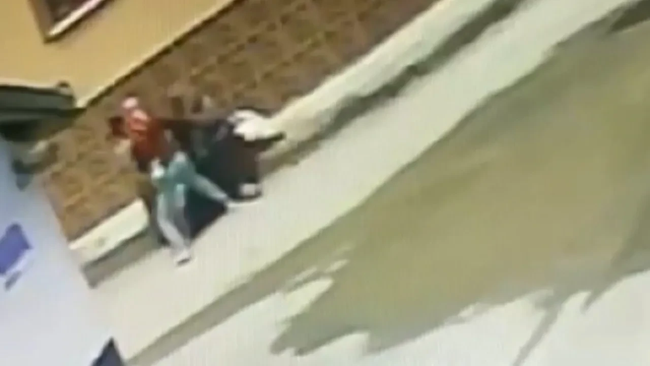Konuşma bahanesiyle yanaştı: Kadının boynundaki altınları alıp kaçtı