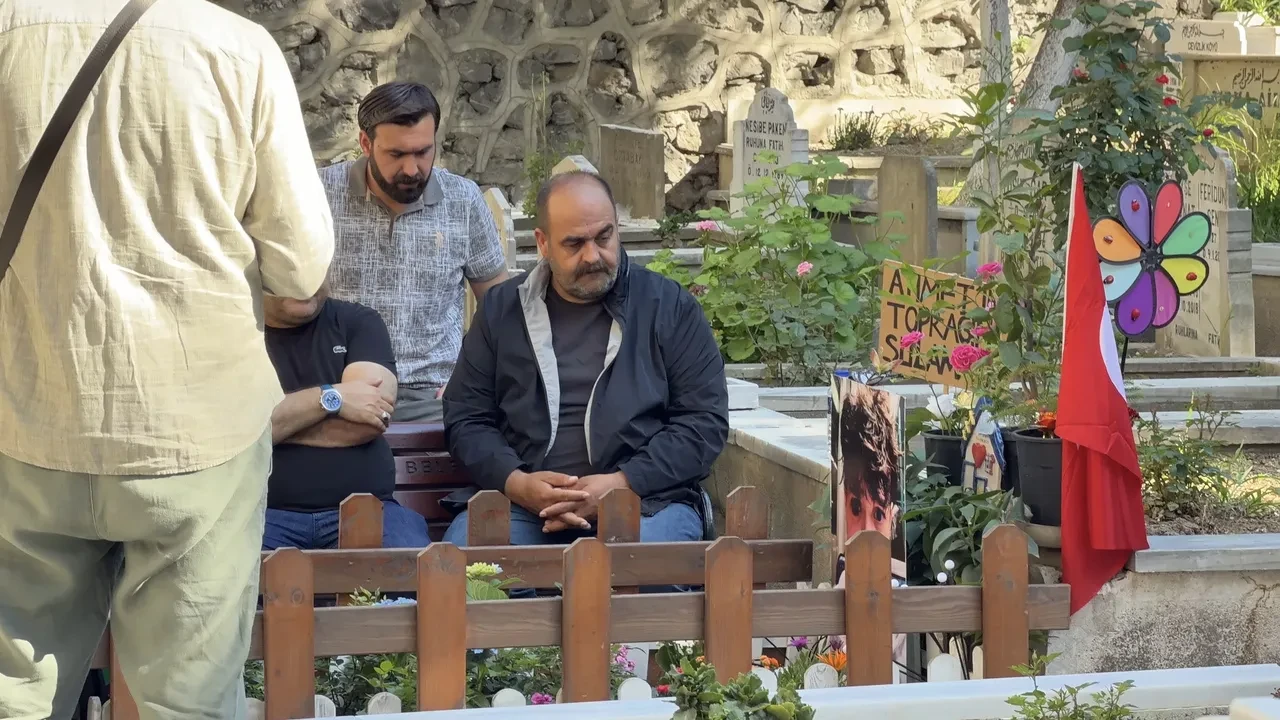 Narin Güran'ın babası Minguzzi'nin kabrini ziyaret etti: "Bu çocuklardan ne istiyorlar?"