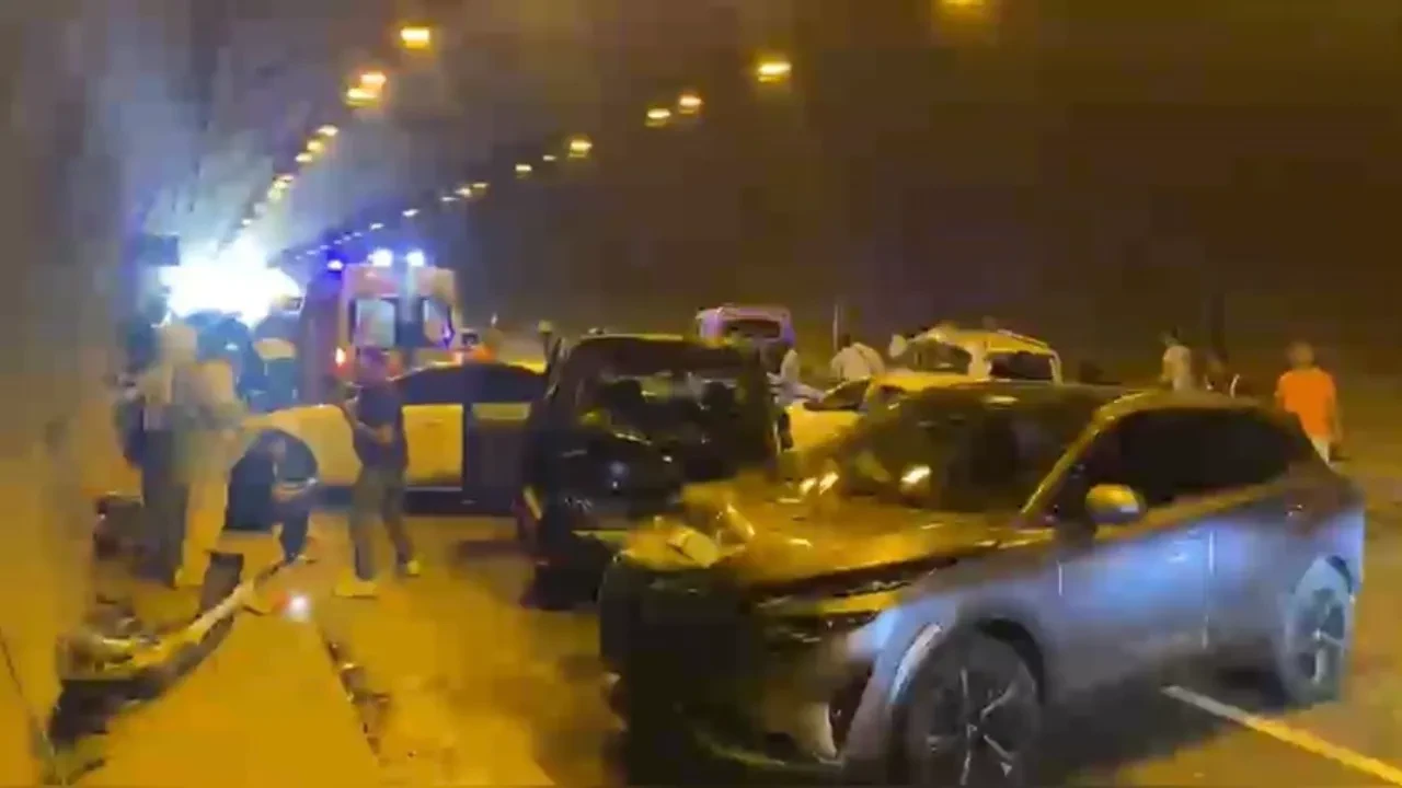 Osmaniye’de 6 aracın karıştığı zincirleme kaza kamerada!