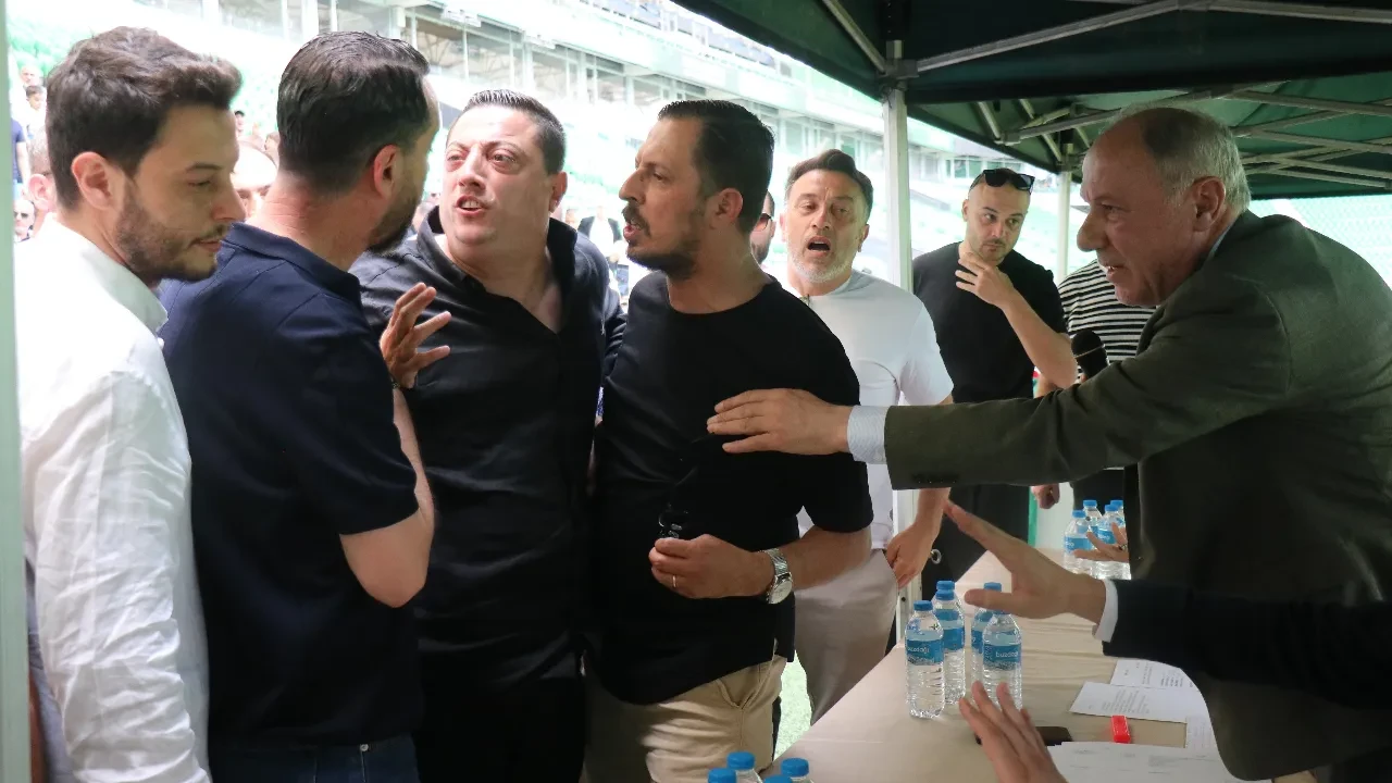 Sakaryaspor kongresi karıştı! Arbede yaşandı, seçimler iptal