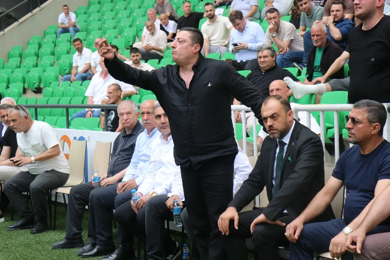 Sakaryaspor kongresi karıştı! Arbede yaşandı, seçimler iptal