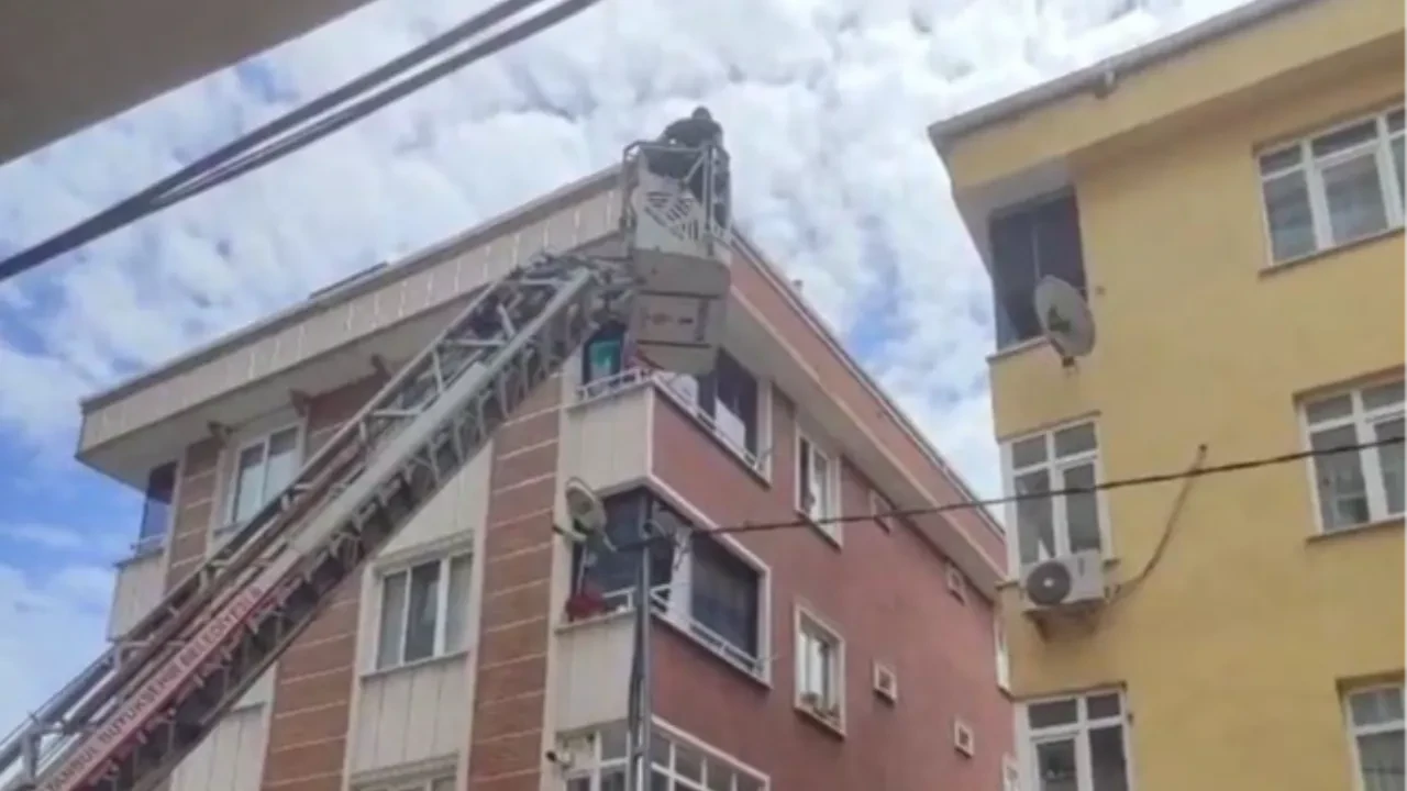 Sultangazi’de oğlu annesini rehin aldı! Yaşlı kadın operasyonla kurtarıldı