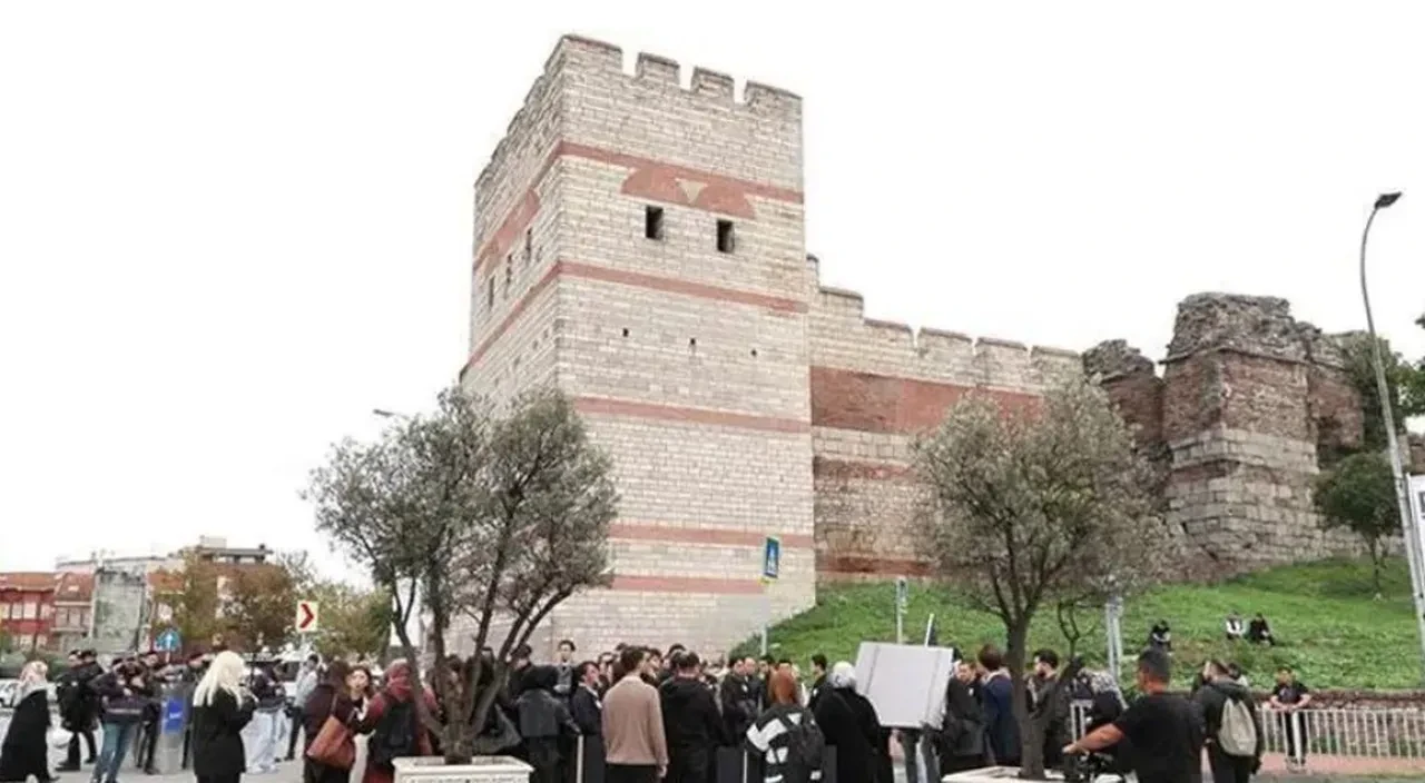 Tarihi surlarda ikinci vahşet son anda önlendi! Genç sevgililerin telefonundan çıkanlar kan dondurdu