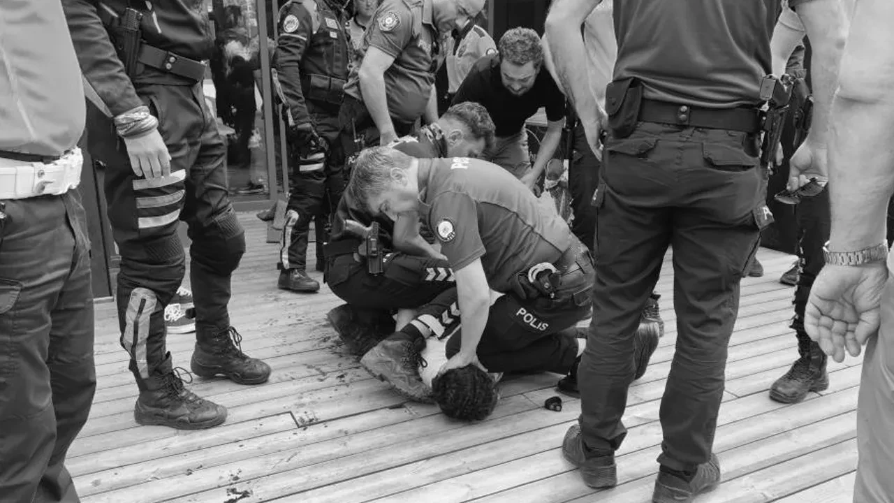 Yol kavgasında bıçaklar konuştu! Bir polis memuru da arbede sonucu yaralandı