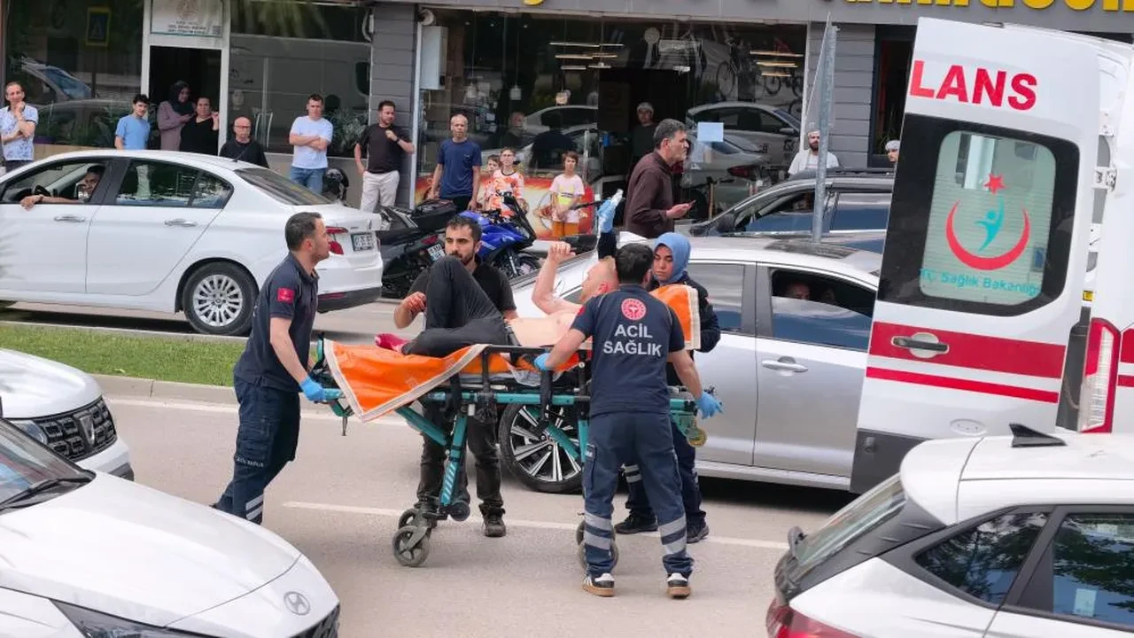 Yol kavgasında bıçaklar konuştu! Bir polis memuru da arbede sonucu yaralandı
