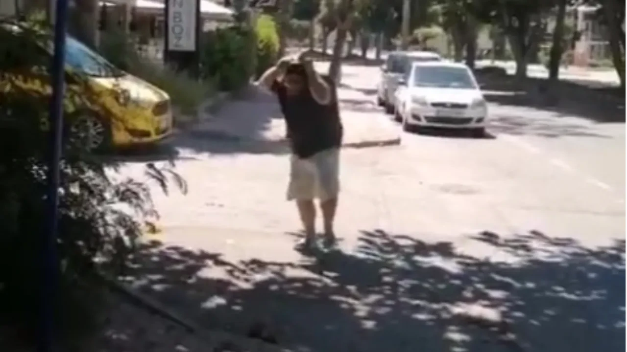 Yolda yürürken kargaların saldırısına uğradı!