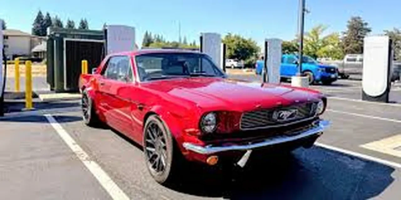 1966 Ford Mustang’e Tesla kalbi: Otonom sürüş bile var