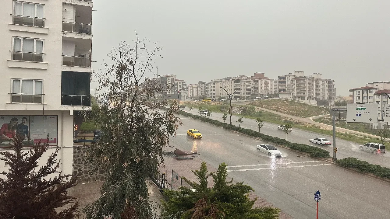 Afyonkarahisar ve Gaziantep'te eğitime ara: Okullara kar ve fırtına engeli
