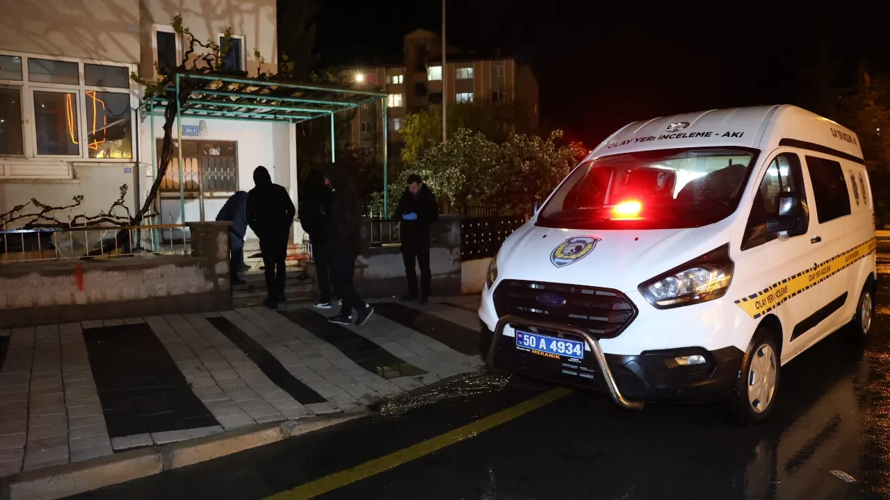 Baba oğul bıçaklarla birbirlerine saldırdı: Arkasına bile bakmadan kaçtı