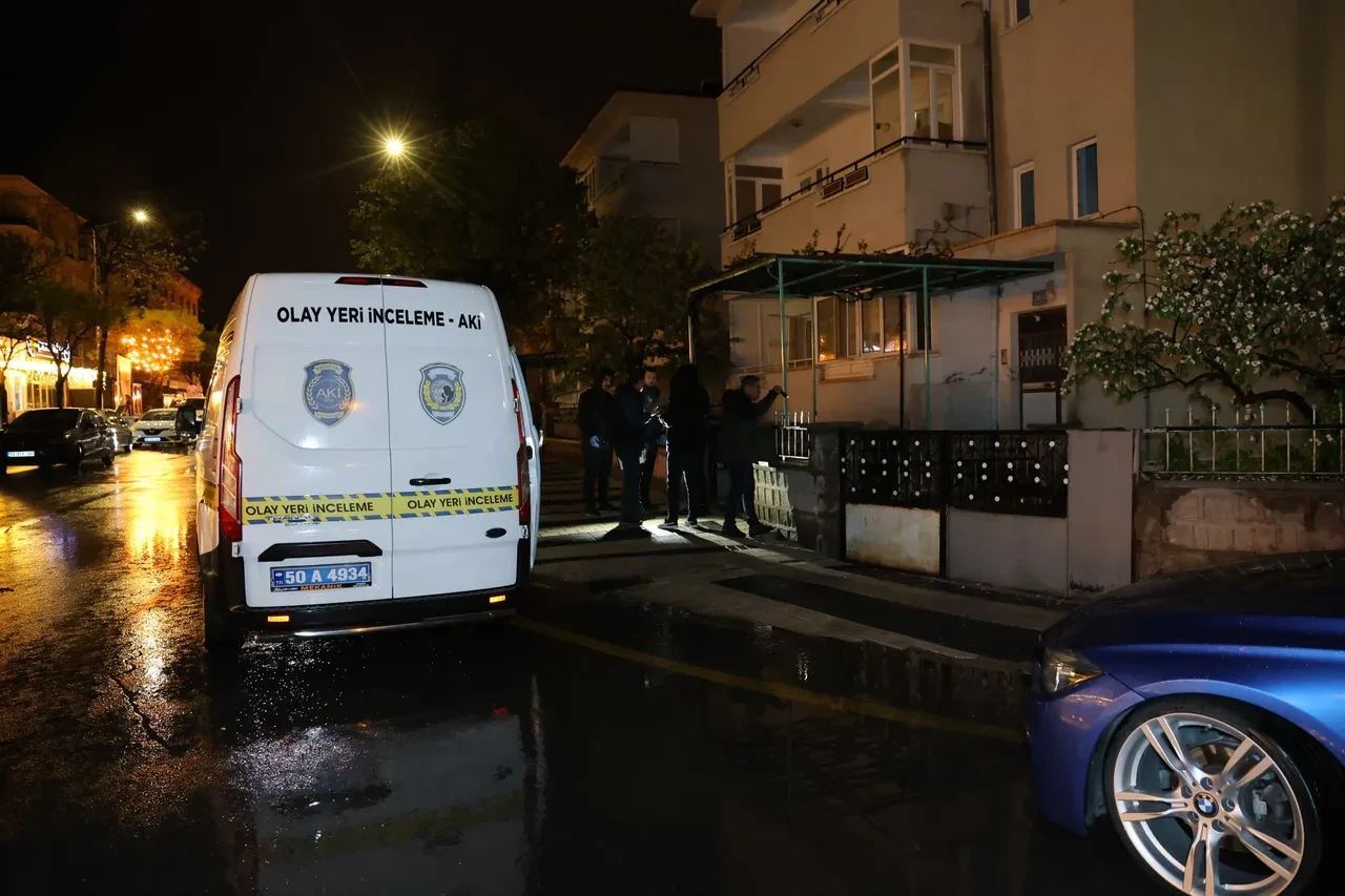 Baba oğul bıçaklarla birbirlerine saldırdı: Arkasına bile bakmadan kaçtı