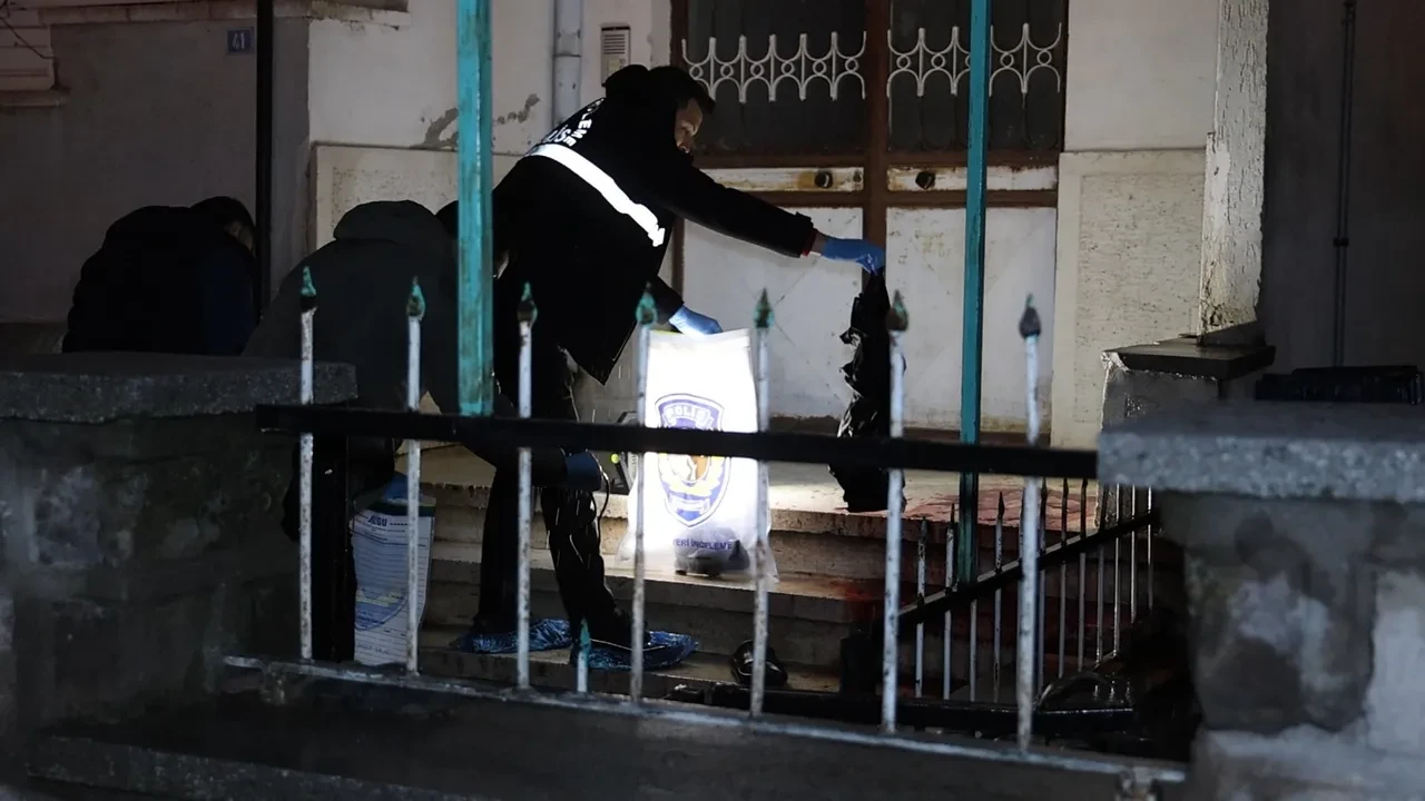 Baba oğul bıçaklarla birbirlerine saldırdı: Arkasına bile bakmadan kaçtı