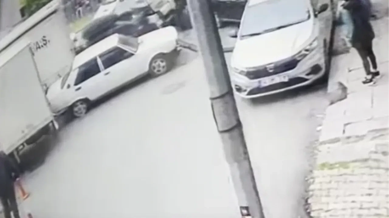 Bağcılar'da felaketin eşiğinden dönüldü! Freni boşalan kamyon 8 aracı biçti