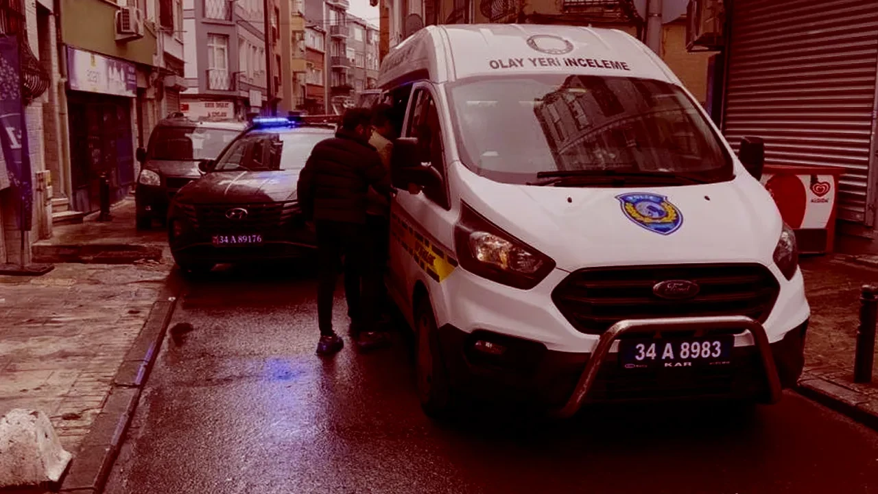 Eski sevgilisinin evini basıp erkek arkadaşını defalarca bıçakladı! Ev kan gölüne döndü 