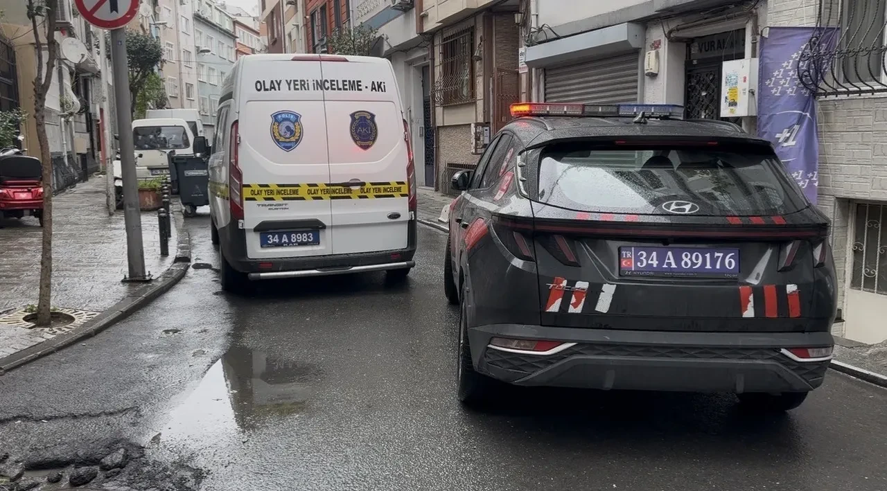 Eski sevgilisinin evini basıp erkek arkadaşını defalarca bıçakladı! Ev kan gölüne döndü 