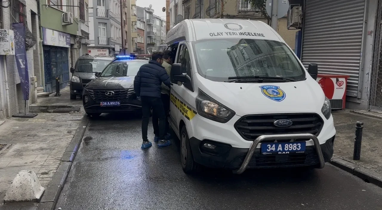 Eski sevgilisinin evini basıp erkek arkadaşını defalarca bıçakladı! Ev kan gölüne döndü 