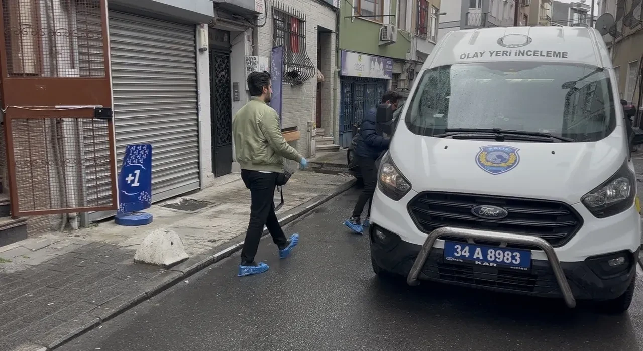Eski sevgilisinin evini basıp erkek arkadaşını defalarca bıçakladı! Ev kan gölüne döndü 
