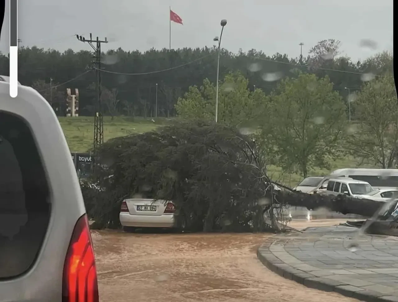 Gaziantep'i süper hücre vurdu! Çatılar uçtu, dereler taştı, evler hasar gördü: Vali Çeber bilançoyı açıkladı