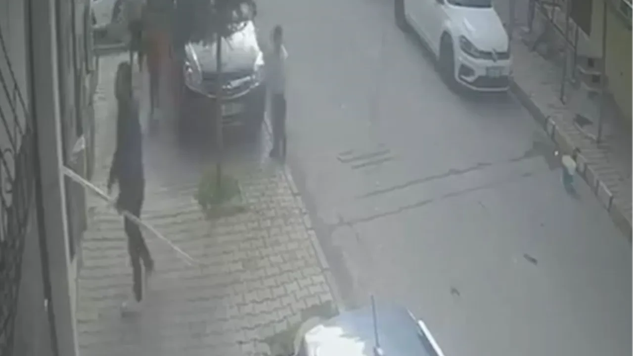 İstanbul'da dehşet anları kamerada! Çocuklara saldırdı, bina sakinlerine bıçak çekti