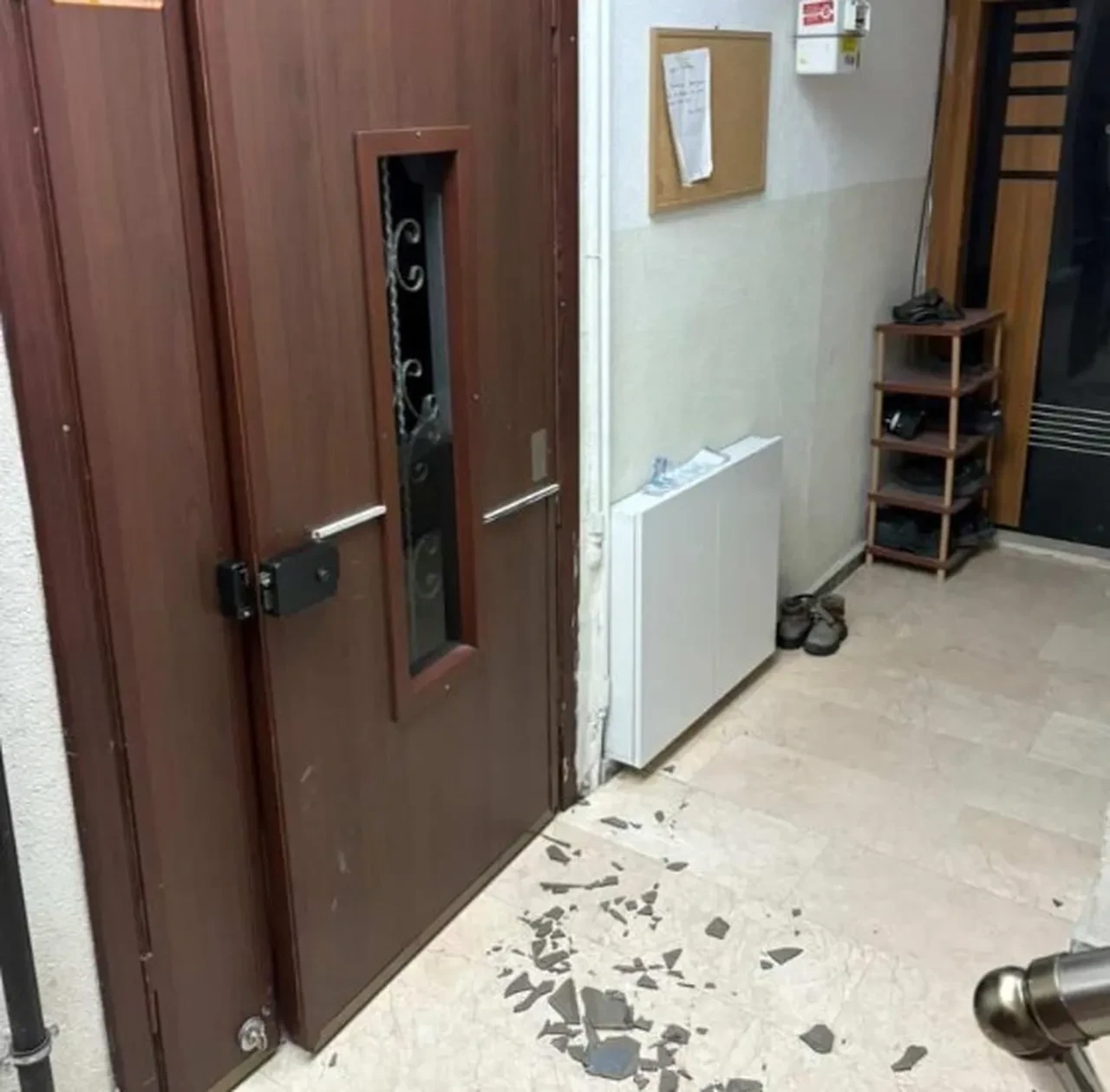 İstanbul'da dehşet anları kamerada! Çocuklara saldırdı, bina sakinlerine bıçak çekti
