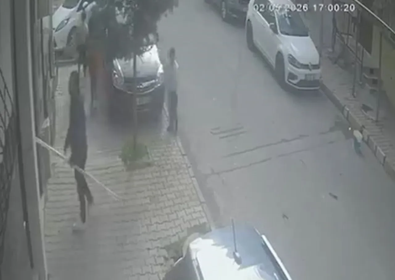 İstanbul'da dehşet anları kamerada! Çocuklara saldırdı, bina sakinlerine bıçak çekti