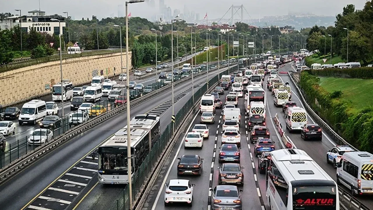 İstanbul'da haftanın ilk günü trafik kilit!