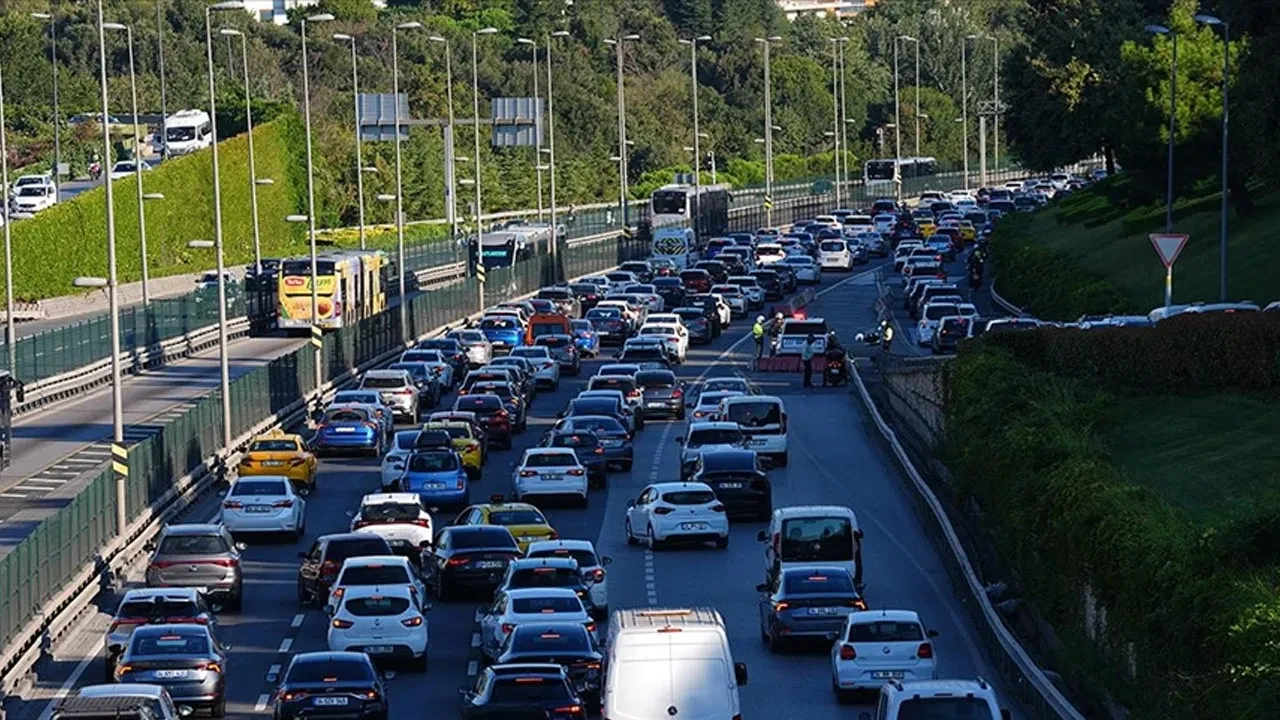 İstanbul'da haftanın ilk günü trafik kilit!