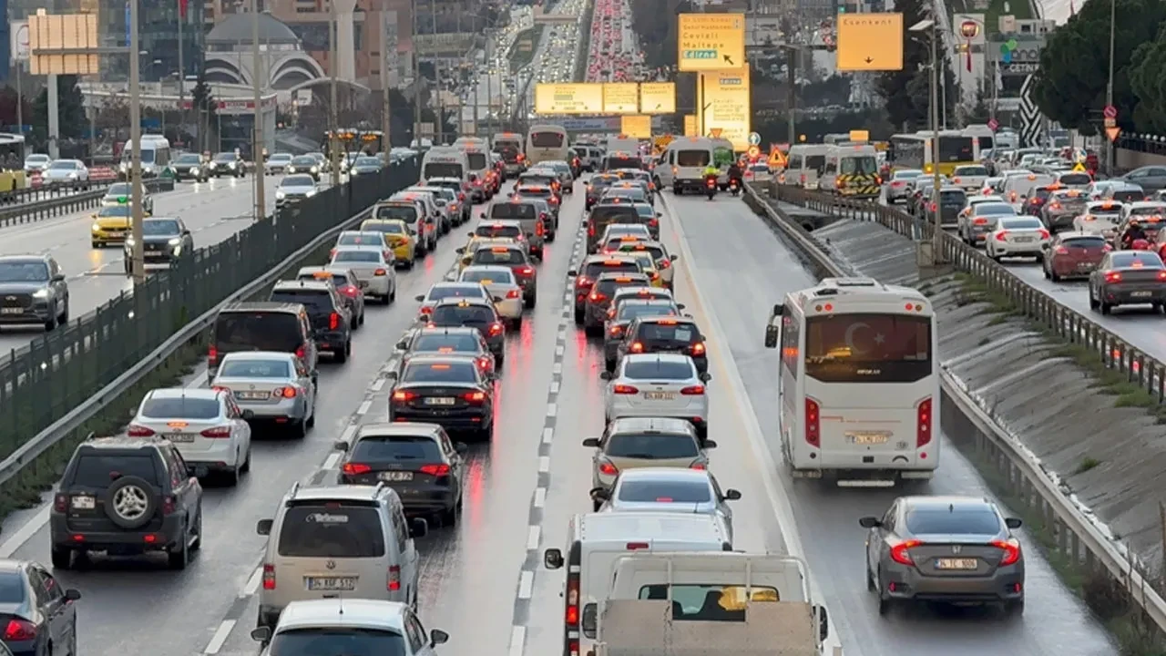İstanbul'da haftanın ilk günü trafik kilit!