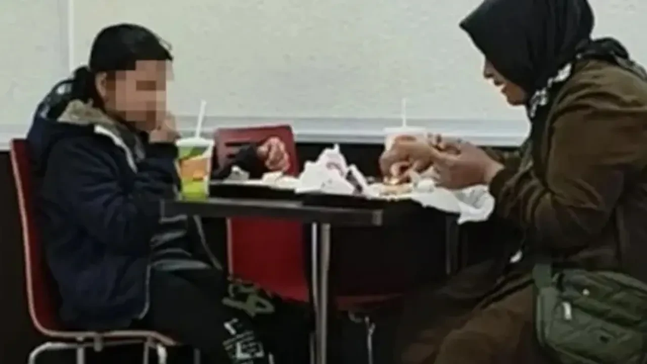 İstanbul'da ünlü hamburger devinde skandal! Anne ve kızını 'fakir' diye kovdular 